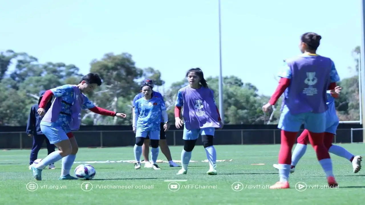 المنتخب الوطني الفيتنامي للسيدات يواصل تدريباته المكثفة وسط ظروف الطقس الحار القاسية